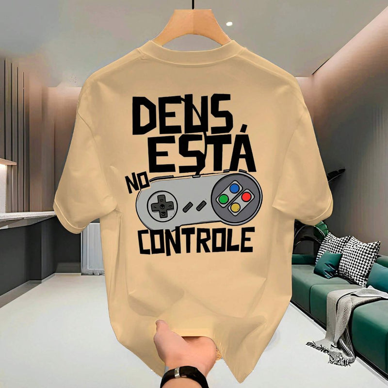 Camiseta Masculina Algodão Descontraída "Deus no Controle" | Dom Conrado