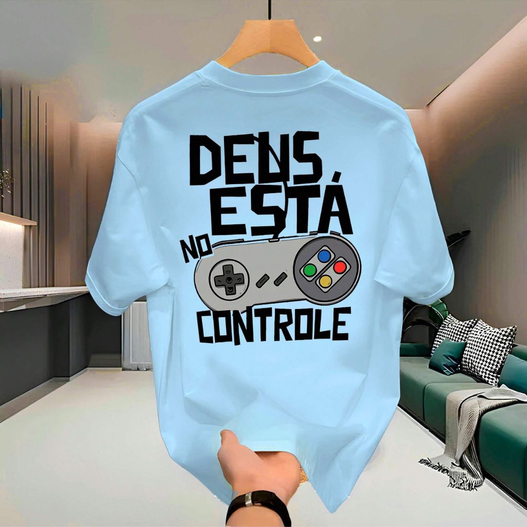 Camiseta Masculina Algodão Descontraída "Deus no Controle" | Dom Conrado