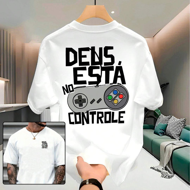 Camiseta Masculina Algodão Descontraída "Deus no Controle" | Dom Conrado