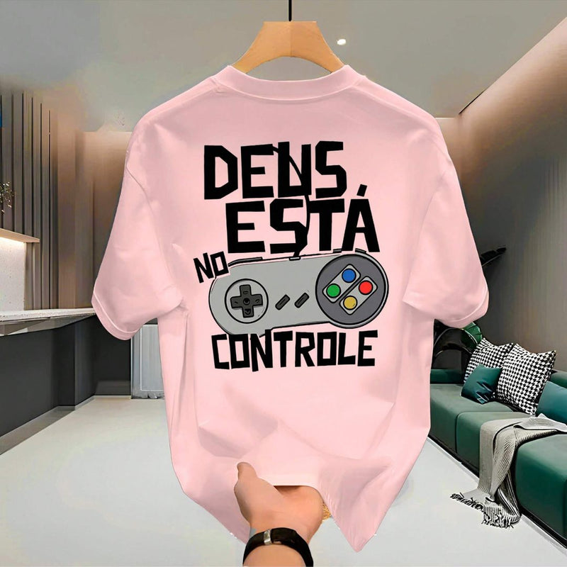 Camiseta Masculina Algodão Descontraída "Deus no Controle" | Dom Conrado