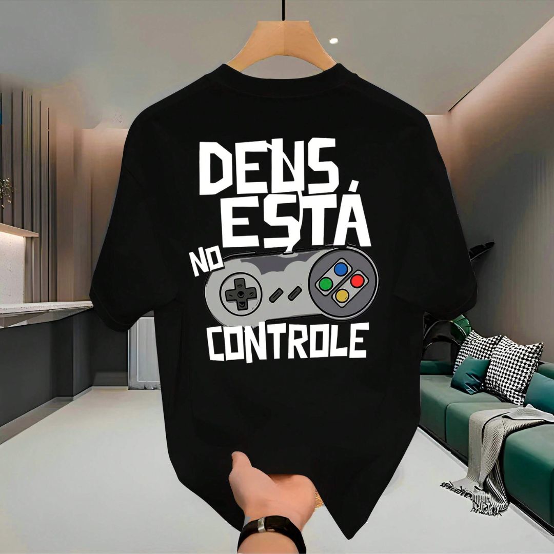 Camiseta Masculina Algodão Descontraída "Deus no Controle" | Dom Conrado