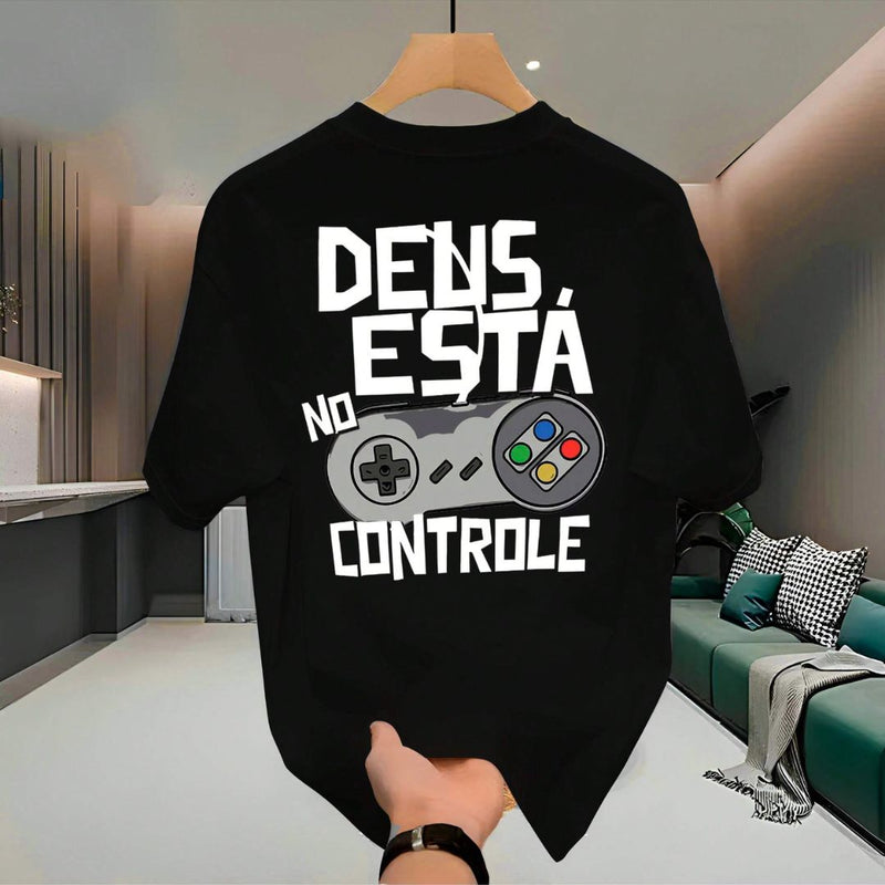 Camiseta Masculina Algodão Descontraída "Deus no Controle" | Dom Conrado
