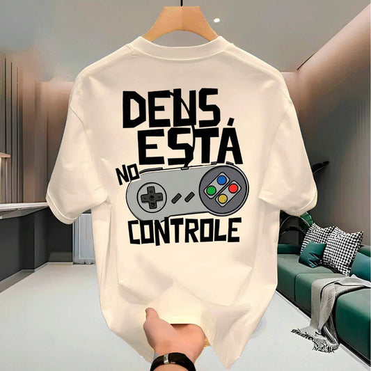 Camiseta Masculina Algodão Descontraída "Deus no Controle" | Dom Conrado