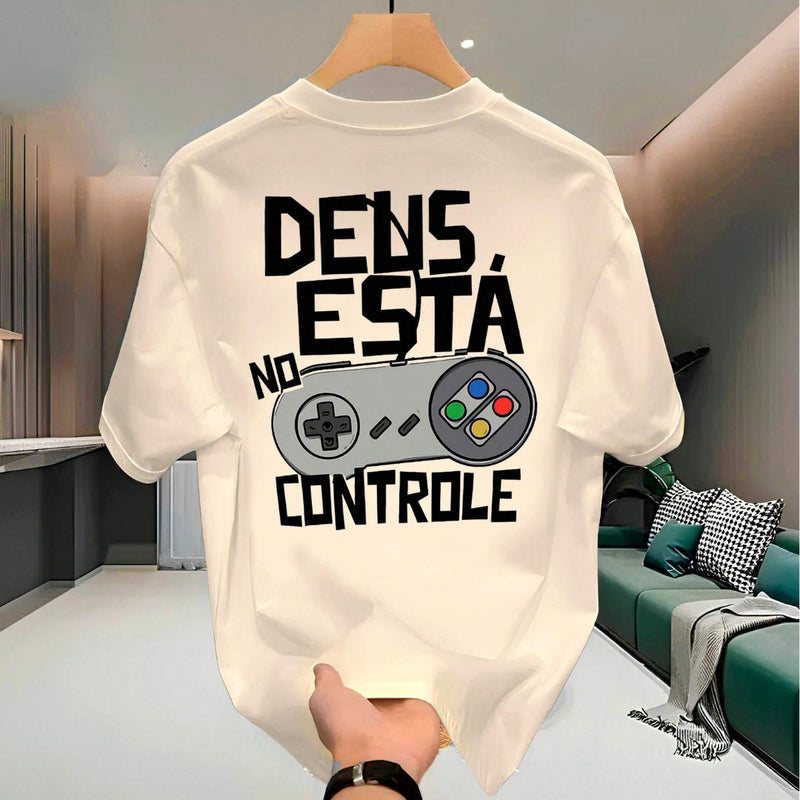 Camiseta Masculina Algodão Descontraída "Deus no Controle" | Dom Conrado