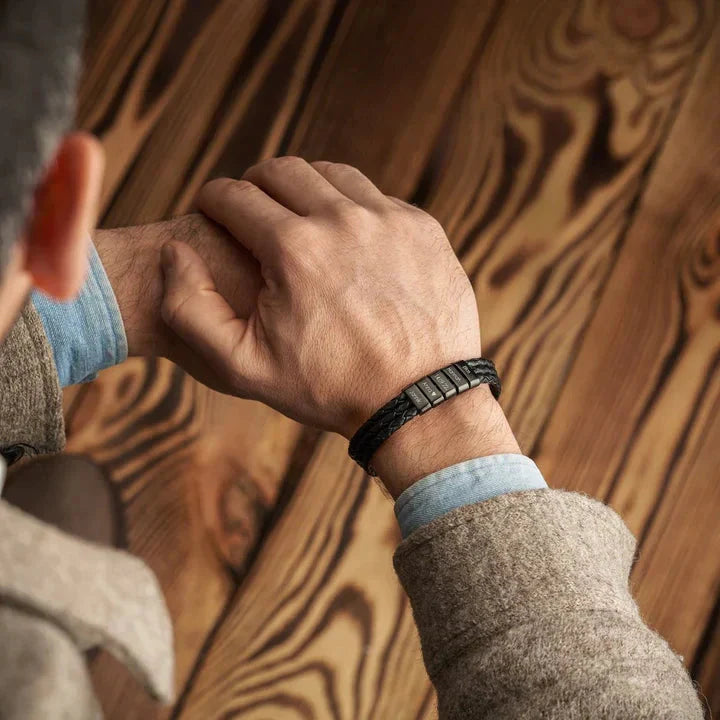 Pulseira de Couro Masculina Personalizada - Mashle - Enviar o Nome via Whatsapp